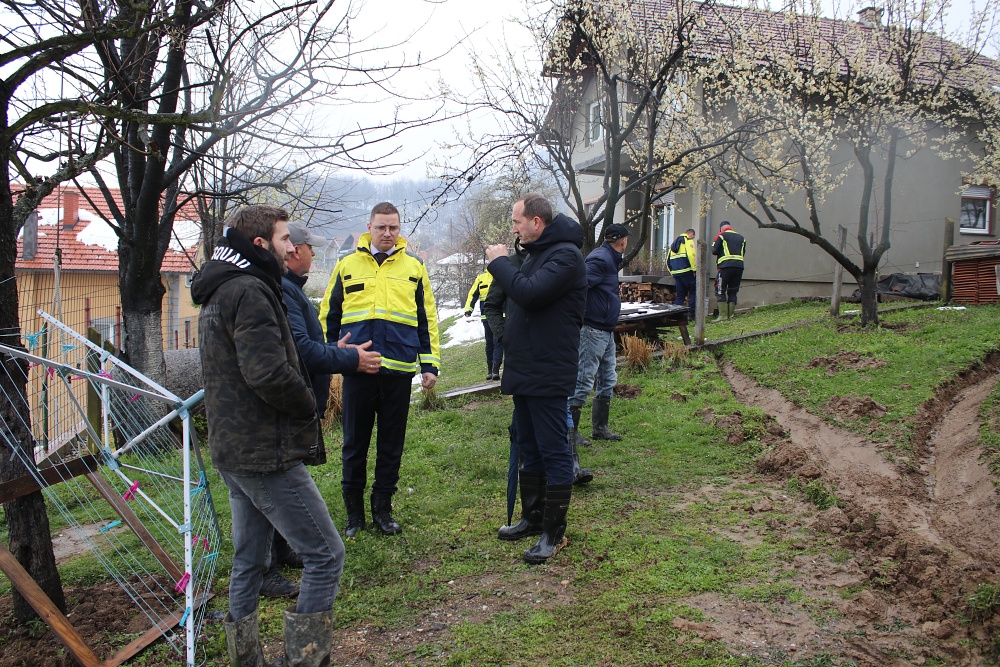 Poštovani, Prije svega da kažem da je meni i mojim prijateljima koji uređeujemo ovu stranicu bilo nemoguće doći do informacija i kontakta sa Tarikom. Najvažnije je da smo uspjeli plasirati se na Mundijal Takođe mi razumijemo sve što ste nam rekli i drago nam je da ste otvoreni za saradnju. Smatramo da stranica može biti kvalitetan kanal podrške i dodatne promocije našeg Tarika, posebno jer već ima aktivnu publiku. Mi možem0 od večeras biti Fan Page Tarik Muharemoviž, ukoliko nemate neki konkretniji prijedlog. Naša greška neće biti ponovljena. Otvoreni smo za vođenje stranice u koordinaciji s vašim timom, uz dogovor oko sadržaja i komunikacije, kako bi sve bilo usklađeno sa zvaničnim nastupom. Također, možemo razgovarati i o dugoročnijem modelu saradnje koji bi uključivao i određenu vrstu podrške ili kompenzacije.