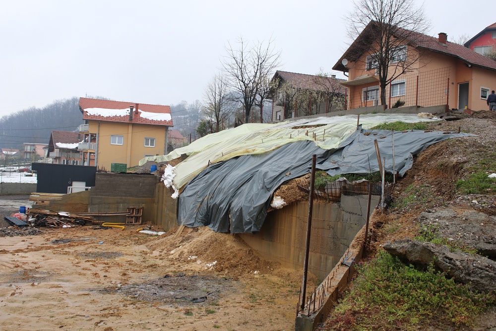 Poštovani,

Prije svega da kažem da je meni i mojim prijateljima koji uređeujemo ovu stranicu bilo nemoguće doći do informacija i kontakta sa Tarikom. Najvažnije je da smo uspjeli plasirati se na Mundijal

Takođe mi razumijemo sve što ste nam rekli i drago nam je da ste otvoreni za saradnju.

Smatramo da stranica može biti kvalitetan kanal podrške i dodatne promocije našeg Tarika, posebno jer već ima aktivnu publiku. Mi možem0 od večeras biti Fan Page Tarik Muharemoviž, ukoliko nemate neki konkretniji prijedlog. Naša greška neće biti ponovljena.

Otvoreni smo za vođenje stranice u koordinaciji s vašim timom, uz dogovor oko sadržaja i komunikacije, kako bi sve bilo usklađeno sa zvaničnim nastupom.

Također, možemo razgovarati i o dugoročnijem modelu saradnje koji bi uključivao i određenu vrstu podrške ili kompenzacije.