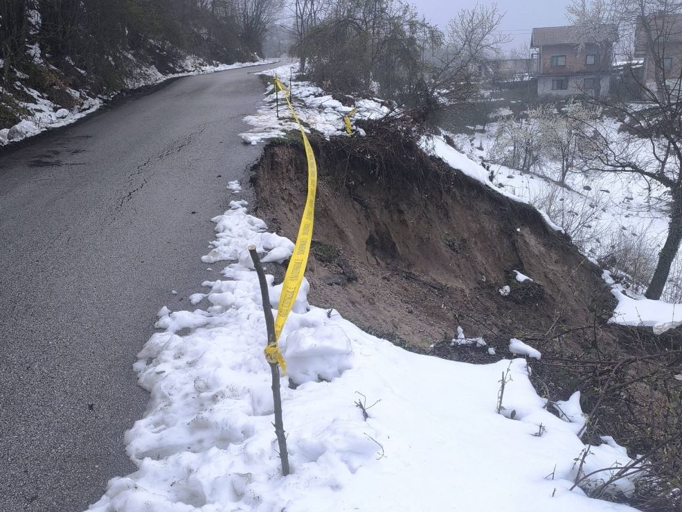 Klizište ugrožava putni pravac Zvornik - Snagovo