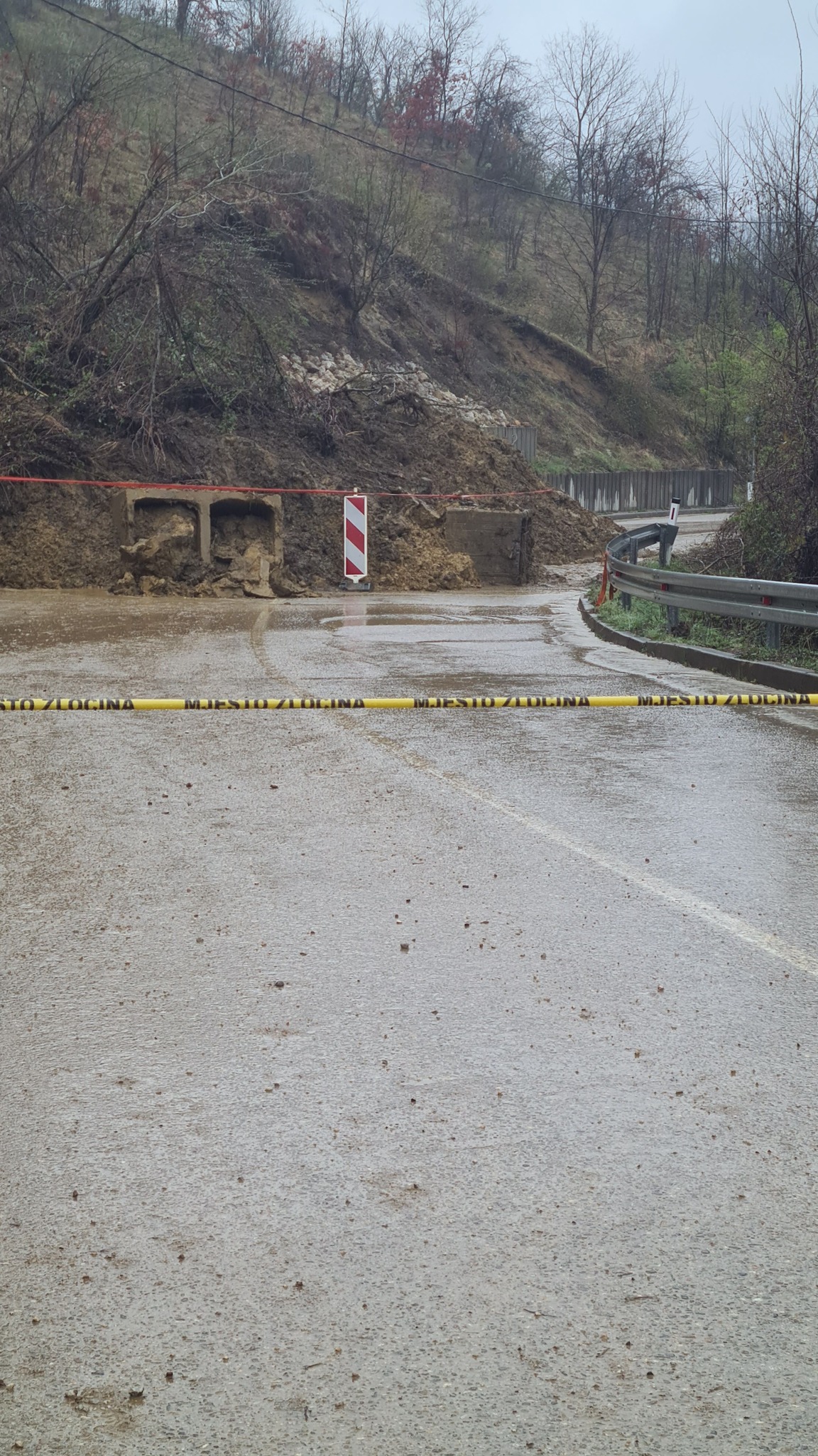Potpuna obustava saobraćaja na putu Sapna – Teočak: Klizište zatrpalo kolovoz (FOTO)