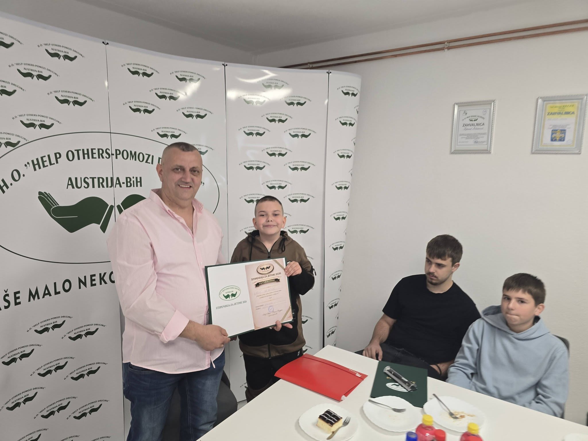 Dvadeset stipendija uručeno učenicima bez roditelja u prostorijama organizacije Help Others-Pomozi drugima u Vitinici kod Sapne