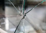 Razbijen izlog ugostiteljskog objekta u Zvorniku, policija traga za počiniocima