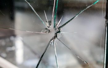 Razbijen izlog ugostiteljskog objekta u Zvorniku, policija traga za počiniocima