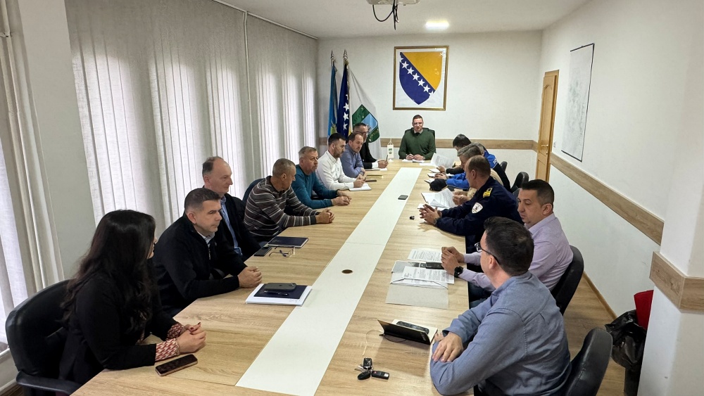 Poštovani,

Prije svega da kažem da je meni i mojim prijateljima koji uređeujemo ovu stranicu bilo nemoguće doći do informacija i kontakta sa Tarikom. Najvažnije je da smo uspjeli plasirati se na Mundijal

Takođe mi razumijemo sve što ste nam rekli i drago nam je da ste otvoreni za saradnju.

Smatramo da stranica može biti kvalitetan kanal podrške i dodatne promocije našeg Tarika, posebno jer već ima aktivnu publiku. Mi možem0 od večeras biti Fan Page Tarik Muharemoviž, ukoliko nemate neki konkretniji prijedlog. Naša greška neće biti ponovljena.

Otvoreni smo za vođenje stranice u koordinaciji s vašim timom, uz dogovor oko sadržaja i komunikacije, kako bi sve bilo usklađeno sa zvaničnim nastupom.

Također, možemo razgovarati i o dugoročnijem modelu saradnje koji bi uključivao i određenu vrstu podrške ili kompenzacije.