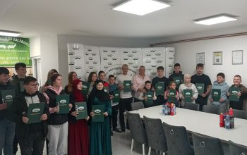 Dvadeset stipendija uručeno učenicima bez roditelja u prostorijama organizacije Help Others-Pomozi drugima u Vitinici kod Sapne