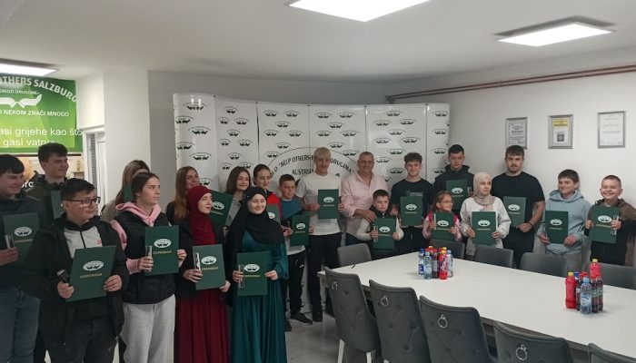 Dvadeset stipendija uručeno učenicima bez roditelja u prostorijama organizacije Help Others-Pomozi drugima u Vitinici kod Sapne