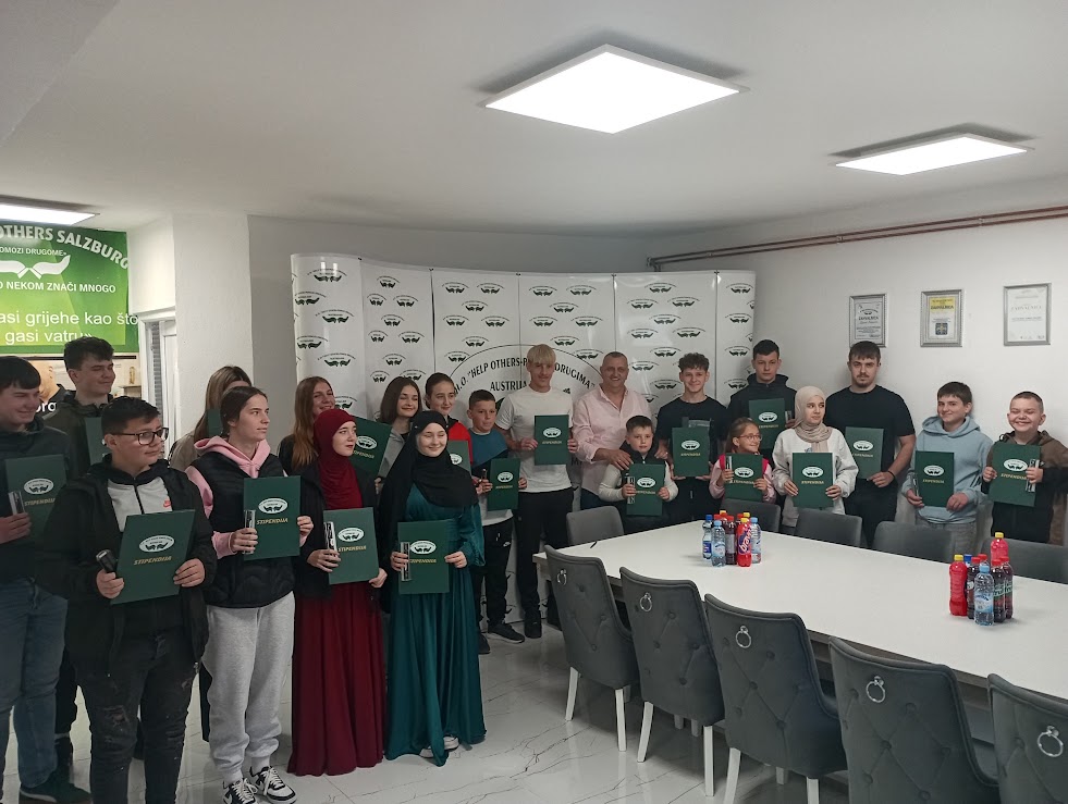 Dvadeset stipendija uručeno učenicima bez roditelja u prostorijama organizacije Help Others-Pomozi drugima u Vitinici kod Sapne