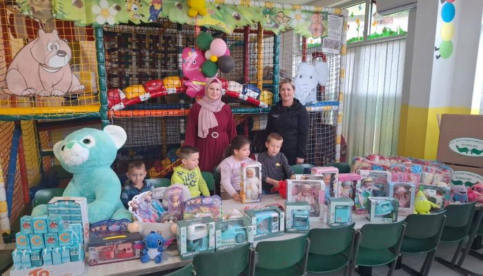 Humanost na djelu: Obradovani mališani u Kalesiji novim igračkama (FOTO)