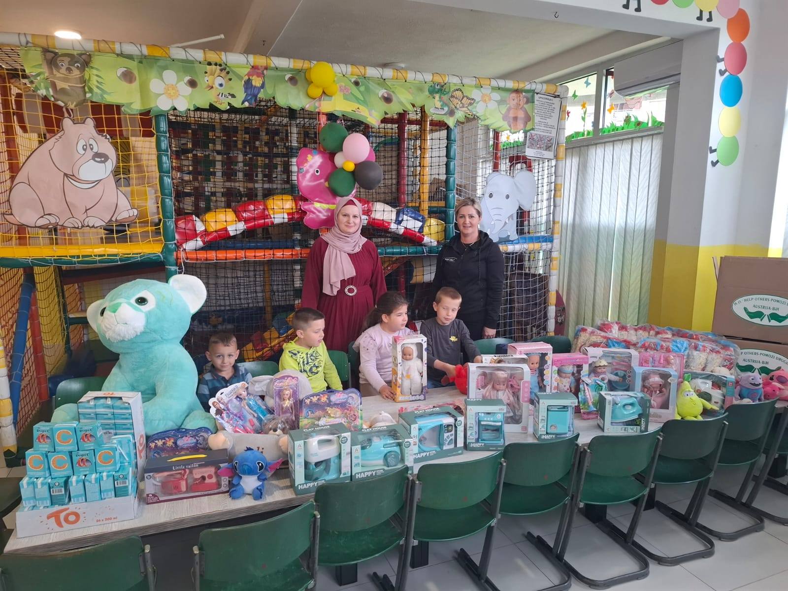 Humanost na djelu: Obradovani mališani u Kalesiji novim igračkama (FOTO)