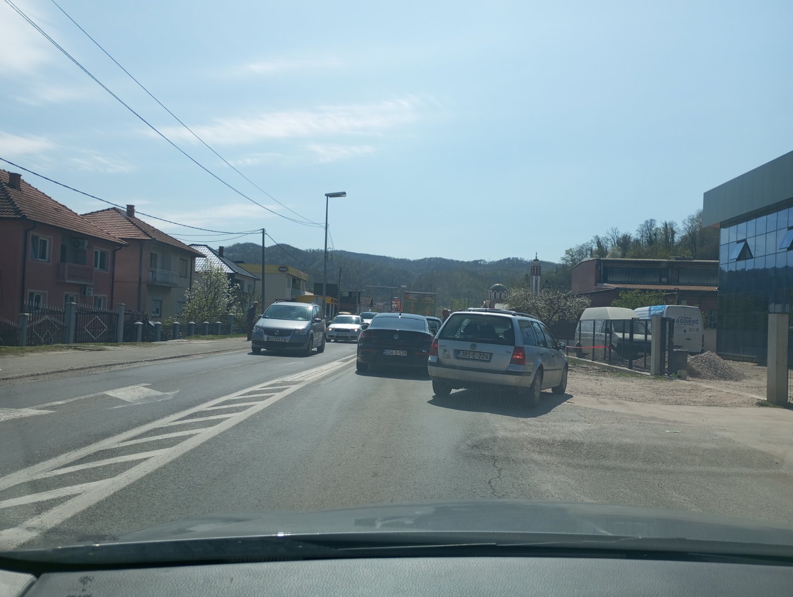 Lančani sudar automobila u Karakaju usporio saobraćaj i napravio kilometarske kolone (FOTO)