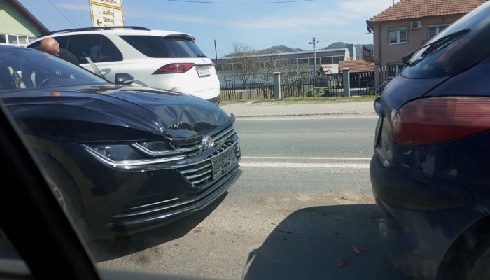 Lančani sudar automobila u Karakaju usporio saobraćaj i napravio kilometarske kolone (FOTO)