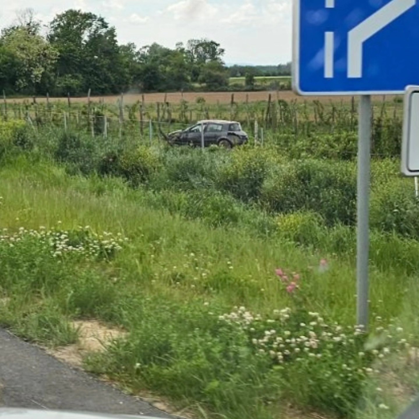 Automobili pored puta na brzoj saobraćajnici Šabac – Loznica, vozačima upućen apel na oprez (FOTO)