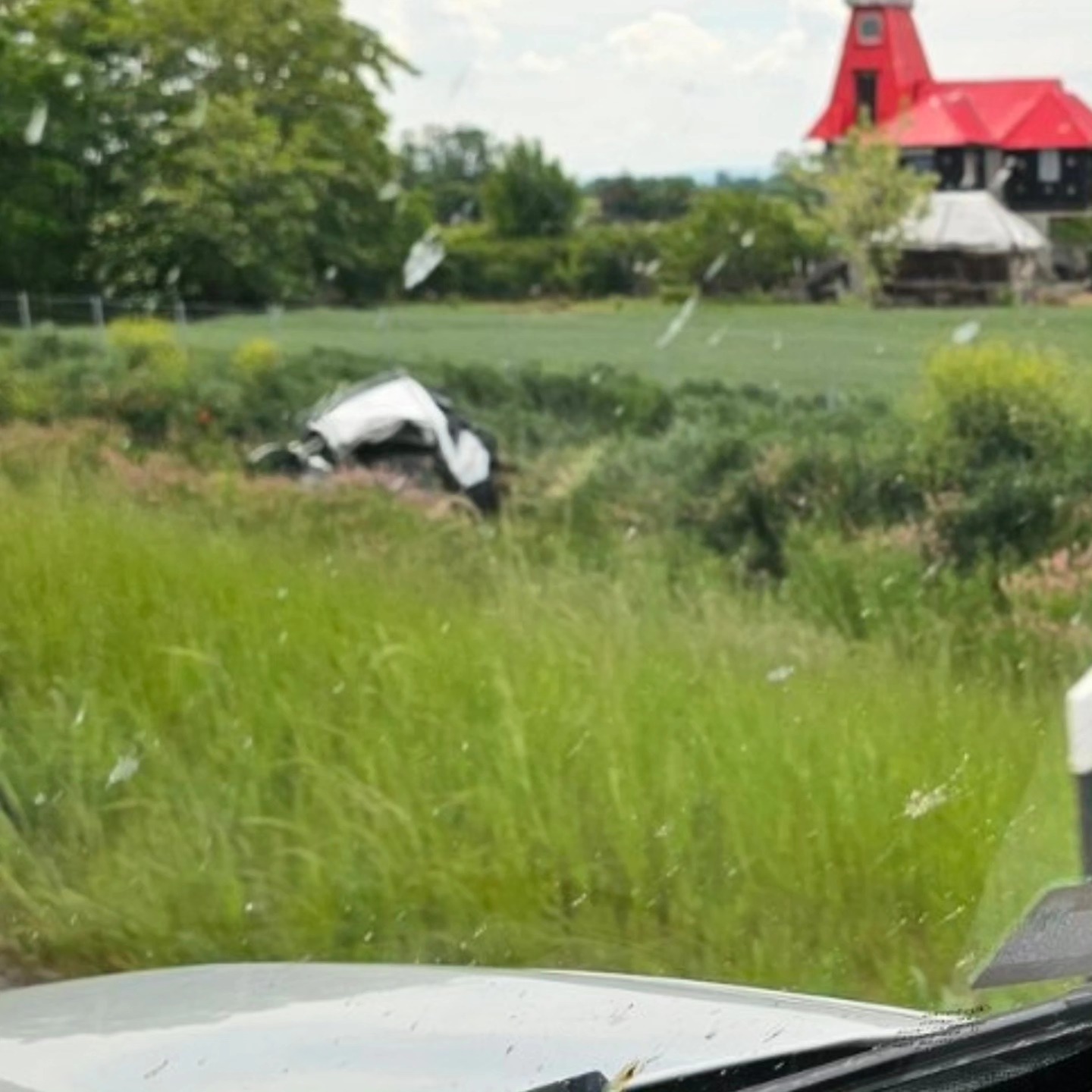 Automobili pored puta na brzoj saobraćajnici Šabac – Loznica, vozačima upućen apel na oprez (FOTO)