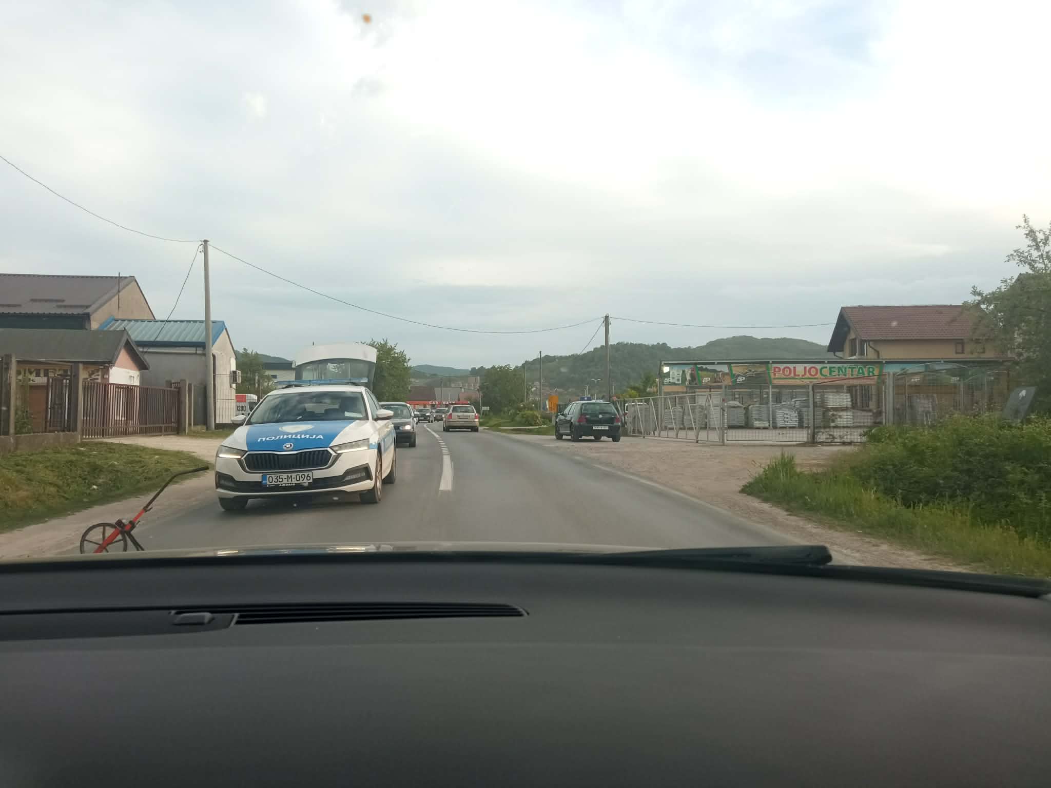 Saobraćajna nezgoda na magistralnom putu Zvornik-Bijeljina, jedno vozilo završilo u kanalu (FOTO)