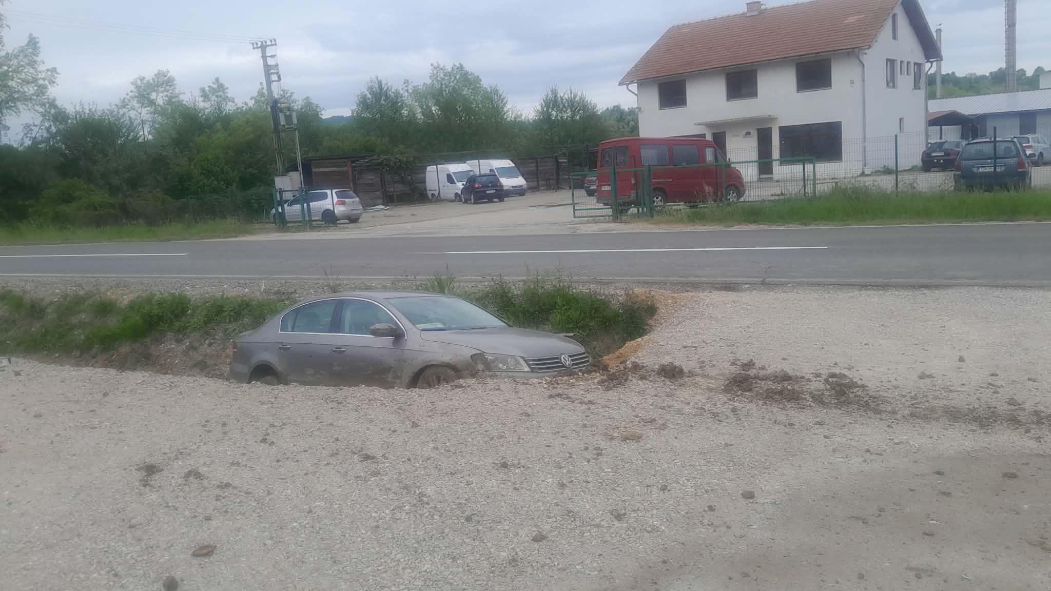 Jedno lice povrijeđeno u jutrošnjoj saobraćajnoj nezgodi u Glumini (FOTO)