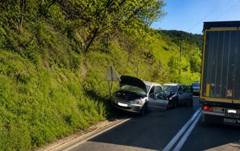 Pet lica zadobilo povrede u jutrošnjem sudaru na Crnom Vrhu kdo zvorničkog naselja Planinci (FOTO)