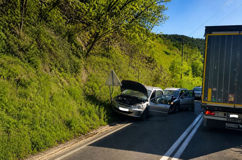 Pet lica zadobilo povrede u jutrošnjem sudaru na Crnom Vrhu kdo zvorničkog naselja Planinci (FOTO)