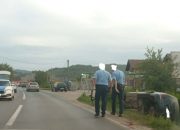 Saobraćajna nezgoda na magistralnom putu Zvornik-Bijeljina, jedno vozilo završilo u kanalu (FOTO)