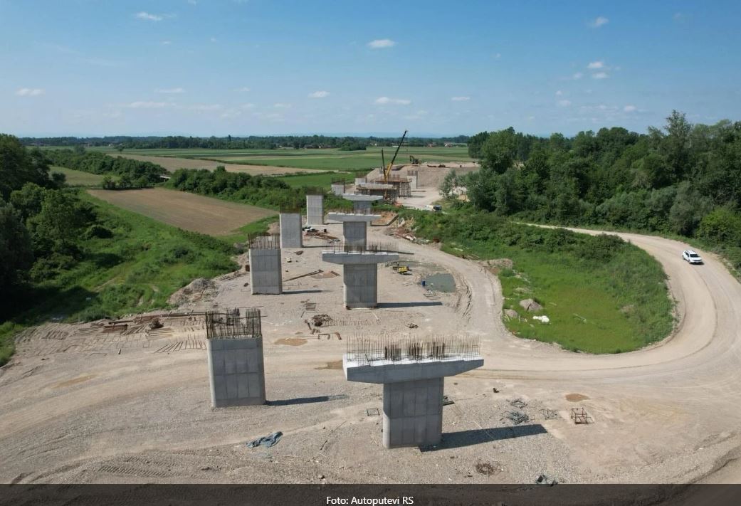 Radovi na autoputu Bijeljina - Rača odvijaju se punim intenzitetom, mašine ne staju ni vikendom (FOTO)