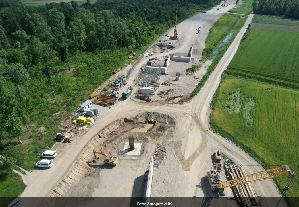 Radovi na autoputu Bijeljina - Rača odvijaju se punim intenzitetom, mašine ne staju ni vikendom (FOTO)