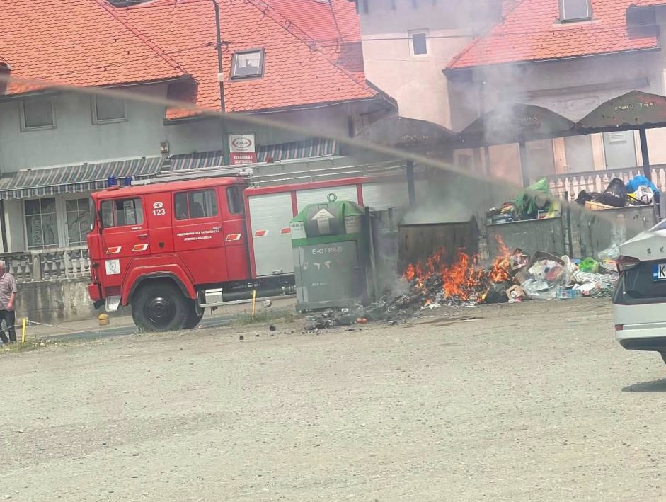 Požar pored magistralnog puta Zvornik-Tuzla u centru Kalesije usporio saobraćaj (FOTO)