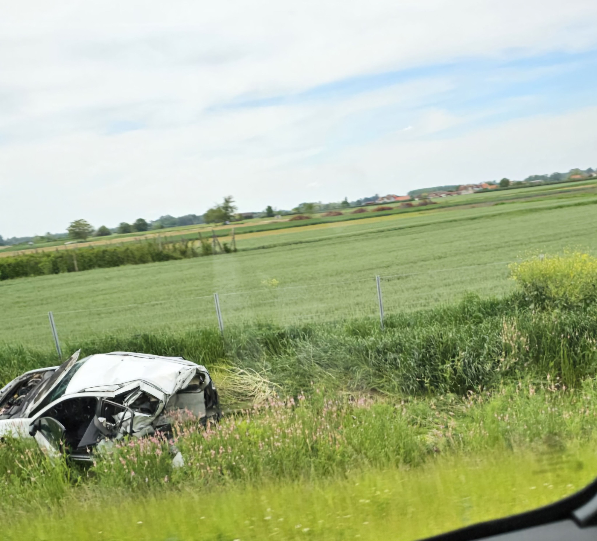 Automobili pored puta na brzoj saobraćajnici Šabac – Loznica, vozačima upućen apel na oprez (FOTO)