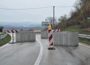 Obustavljen prevoz na autobuskoj liniji Teočak – Tuzla – Teočak zbog klizišta na Banj Brdu