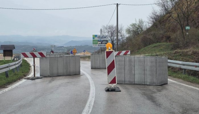 Obustavljen prevoz na autobuskoj liniji Teočak – Tuzla – Teočak zbog klizišta na Banj Brdu