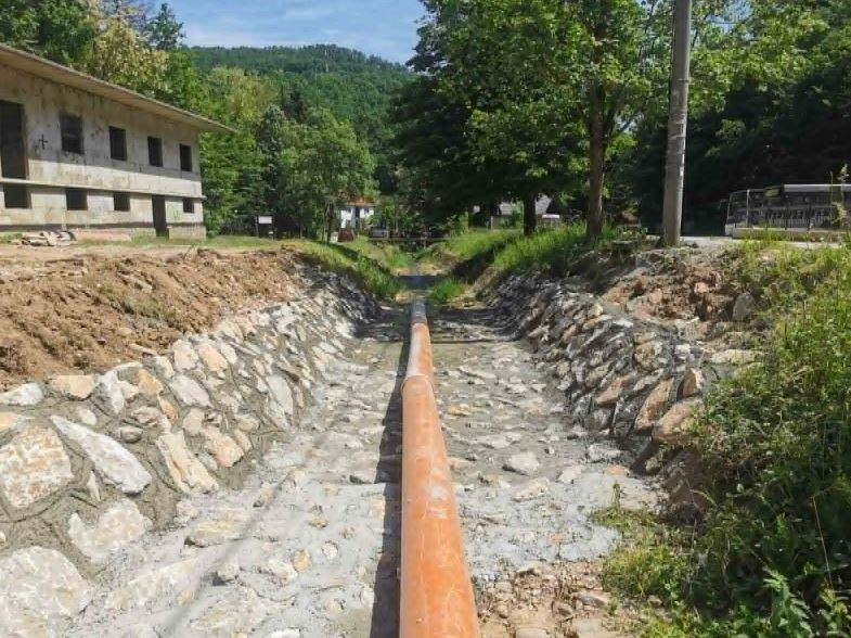 Počela sanacija korita rijeke Jasenice u Kiseljaku kod Kozluka (FOTO)