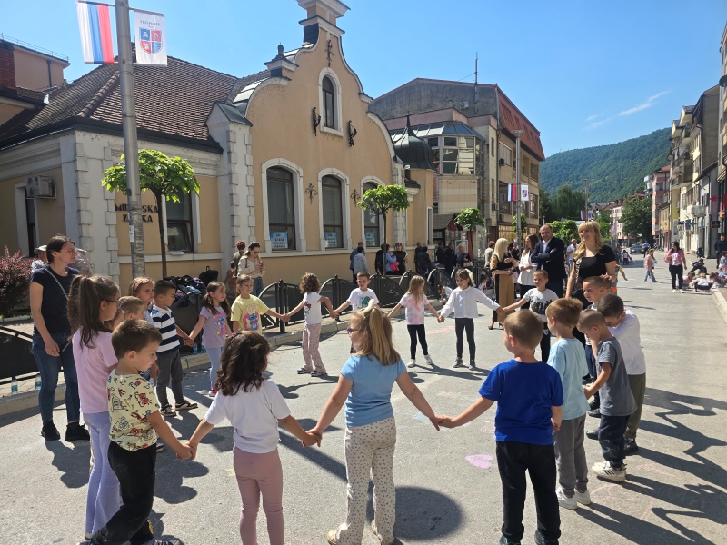 Djeca crtežima čestitala rođendan svom Zvorniku (FOTO)