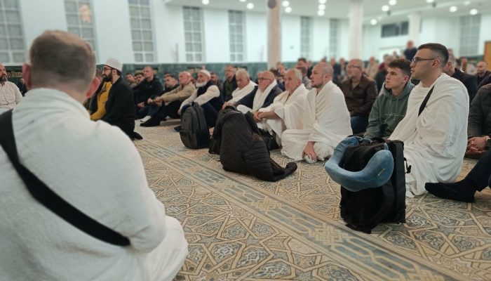 Prva grupa budućih hadžija iz Podrinja ispraćena iz Džamije kralja Fahda, u predvečernjim časovima stigli u Saudijsku Arabiju