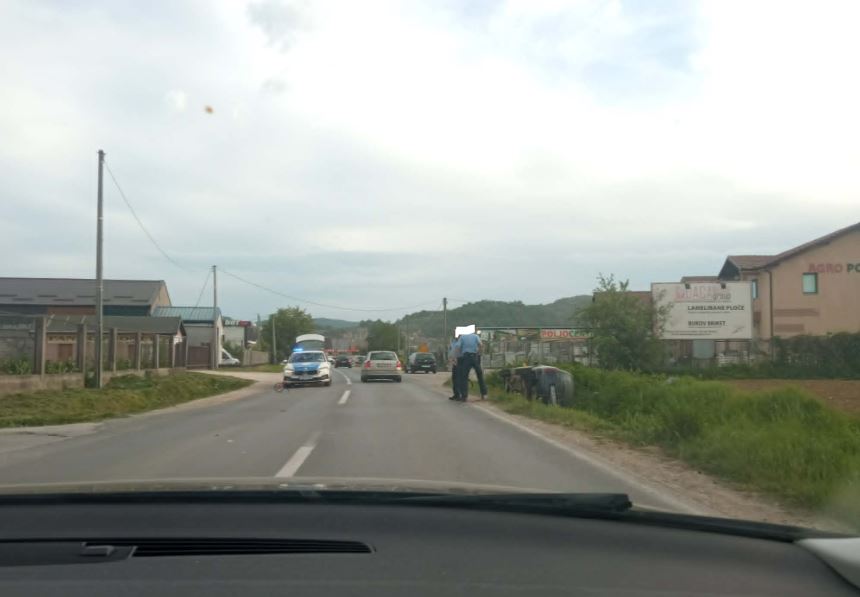 Saobraćajna nezgoda na magistralnom putu Zvornik-Bijeljina, jedno vozilo završilo u kanalu (FOTO)