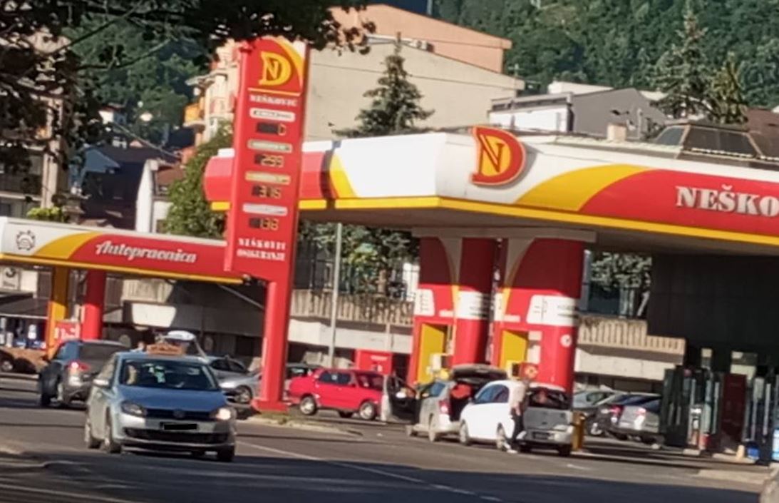 Saobraćajna nezgoda na benzinskoj pumpi na ulazu u Zvornik (FOTO)