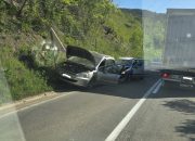 Saobraćajna nezgoda kod naselja Planinci uz prevoj Crni Vrh, policija i Hitna pomoć na terenu (FOTO)