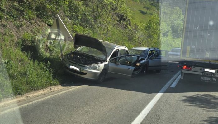 Saobraćajna nezgoda kod naselja Planinci uz prevoj Crni Vrh, policija i Hitna pomoć na terenu (FOTO)