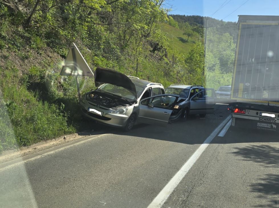 Saobraćajna nezgoda kod naselja Planinci uz prevoj Crni Vrh, policija i Hitna pomoć na terenu (FOTO)