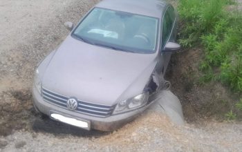 Nakon saobraćajne nezgode automobil završio u kanalu pored magistralnog puta u Glumini (FOTO)