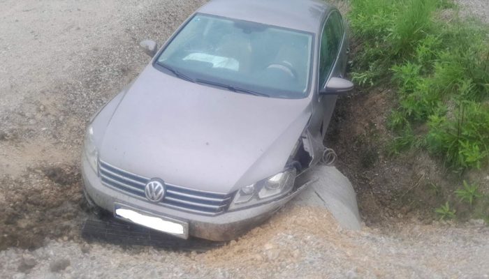 Nakon saobraćajne nezgode automobil završio u kanalu pored magistralnog puta u Glumini (FOTO)