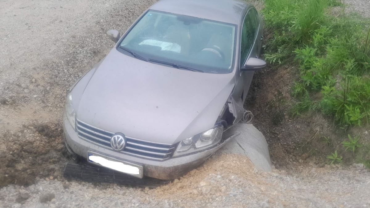 Nakon saobraćajne nezgode automobil završio u kanalu pored magistralnog puta u Glumini (FOTO)