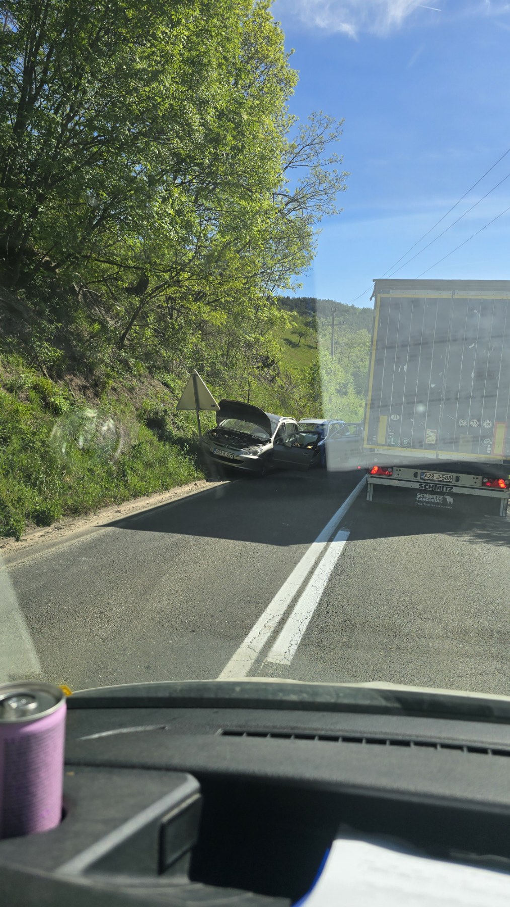 Saobraćajna nezgoda kod naselja Planinci uz prevoj Crni Vrh, policija i Hitna pomoć na terenu (FOTO)