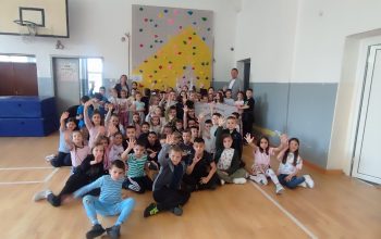 „Možemo bolje – sport, most koji spaja“: U zvorničkim školama postavljene umjetne stijene za sportsko penjanje