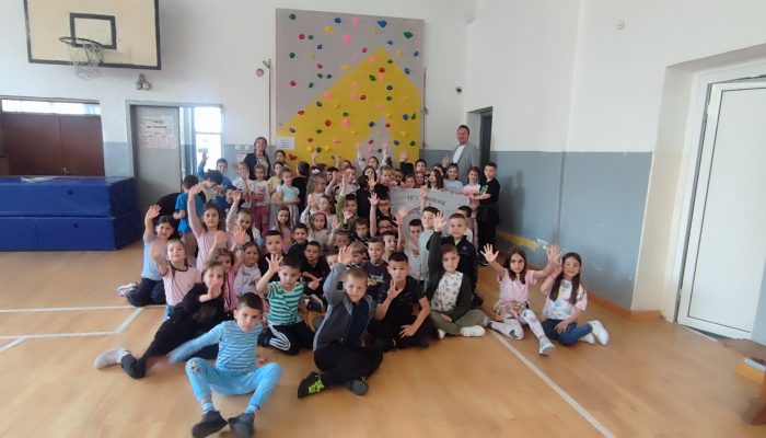 „Možemo bolje – sport, most koji spaja“: U zvorničkim školama postavljene umjetne stijene za sportsko penjanje