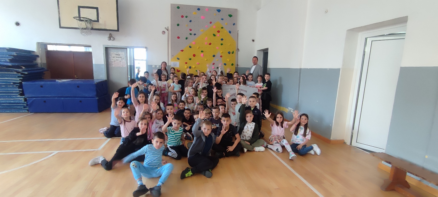 „Možemo bolje – sport, most koji spaja“: U zvorničkim školama postavljene umjetne stijene za sportsko penjanje