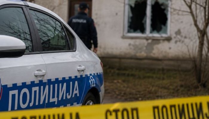 Razbijeni prozori na porodičnoj kući, jedna osoba povrijeđena