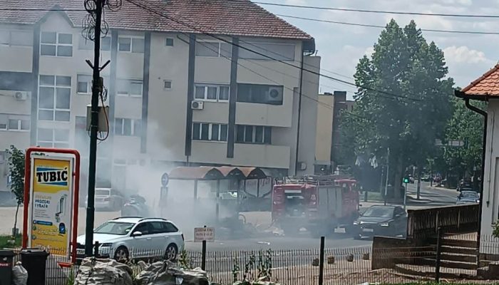 Požar pored magistralnog puta Zvornik-Tuzla u centru Kalesije usporio saobraćaj (FOTO)