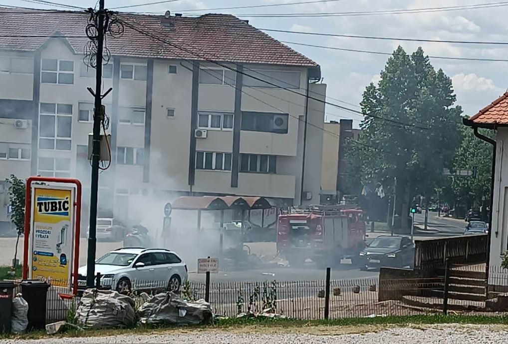 Požar pored magistralnog puta Zvornik-Tuzla u centru Kalesije usporio saobraćaj (FOTO)