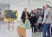 Zvornik: Otvorena izložba „Vektori ljudskih duša“ (FOTO)