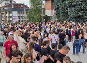 Zvornik u znaku mladosti: Mali maturanti prošetali gradom uz osmijehe i aplauze