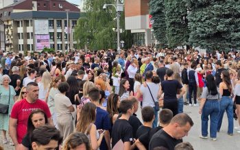 Zvornik u znaku mladosti: Mali maturanti prošetali gradom uz osmijehe i aplauze