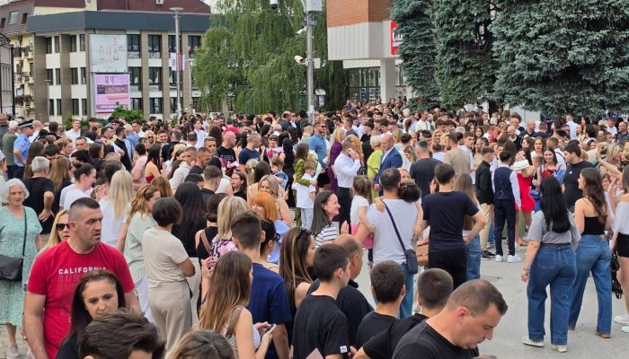 Zvornik u znaku mladosti: Mali maturanti prošetali gradom uz osmijehe i aplauze